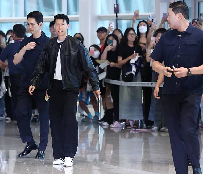 8월 5일 LAFC 입단을 위해 인천공항에 모습을 드러낸 손흥민. 이날 손흥민은 무더위에도 가죽 재킷을 걸치는 파격적인 패션을 선보였다. 블랙 앤 화이트로 시크한 룩을 연출했다. 사진=연합뉴스