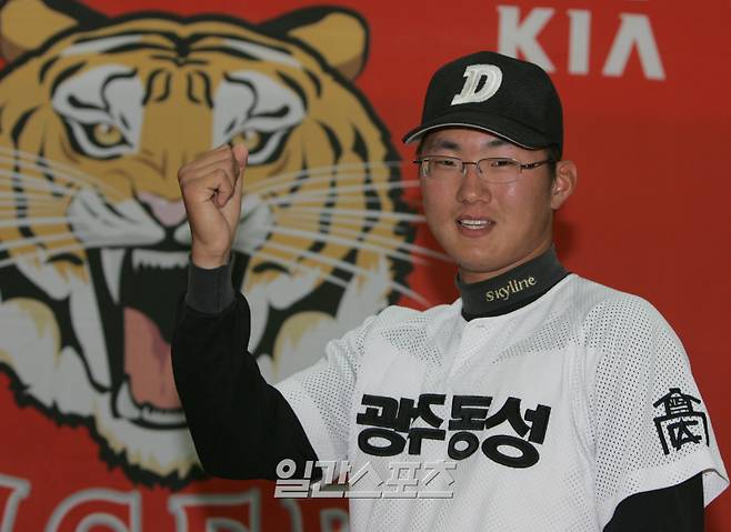 2005년 5월 KIA 타이거즈와 입단 계약을 한 한기주가 기념 사진을 찍고 있다. IS 포토