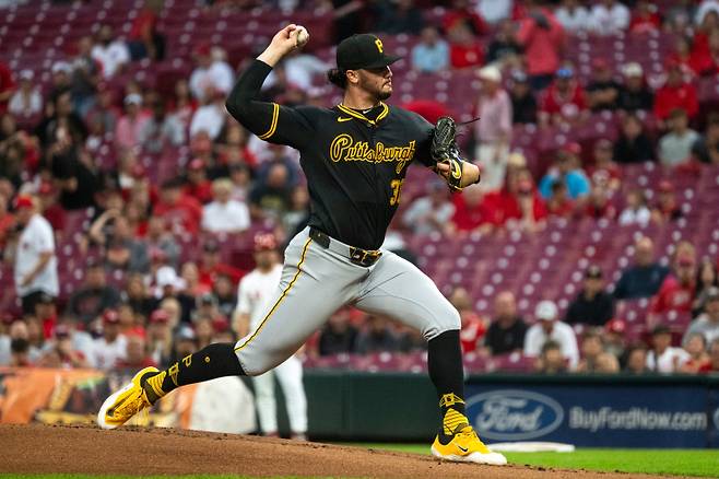 <yonhap photo-2261=""> Pittsburgh Pirates pitcher Paul Skenes delivers in the first inning of a baseball game against the Cincinnati Reds, Wednesday, Sept. 24, 2025, in Cincinnati. (AP Photo/Michael Swensen)/2025-09-25 08:28:25/ <저작권자 ⓒ 1980-2025 ㈜연합뉴스. 무단 전재 재배포 금지, AI 학습 및 활용 금지></yonhap>
