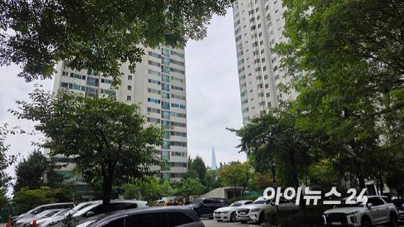 24일 서울 광진구 광장동 현대프라임. 멀리 송파구 롯데월드타워가 보인다. [사진=이수현 기자]