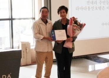 황미상 용인특례시의원(오른쪽)이 지난 23일 포곡읍 전대리 주민일동으로부터 감사패를 수상한 후 기념 사진을 찍고 있다. [사진=황미상 의원실]