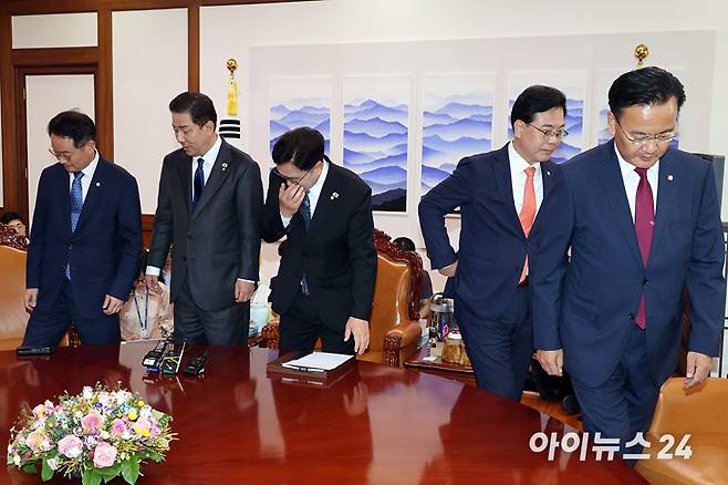 우원식 국회의장이 25일 서울 여의도 국회 의장실에서 여야 원내대표들과 회동하며 기념촬영을 하고 자리에 앉고 있다.(왼쪽부터 더불어민주당 허영 정책수석부대표, 김병기 원내대표, 우 국회의장, 국민의힘 송언석 원내대표, 유상범 원내운영수석부대표) [사진=정소희 기자]