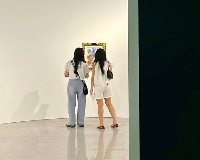 전시장을 찾은 관람객들이 샤갈의 작품을 함께 보고 있다. (롯데관광개발 제공)