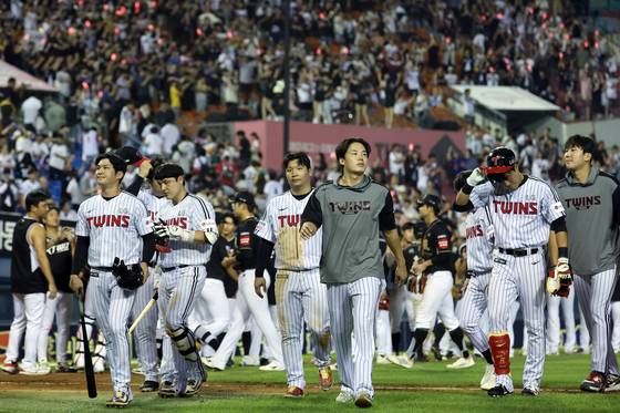 (서울=뉴스1) 박정호 기자 = 11일 오후 서울 송파구 잠실야구장에서 열린 프로야구 '2025 신한 SOL뱅크 KBO 리그' kt 위즈와 LG 트윈스의 경기에서 6대 4로 패한 LG 선수들이 팬들에게 인사 후 더그아웃으로 향하고 있다. 2025.9.11/뉴스1