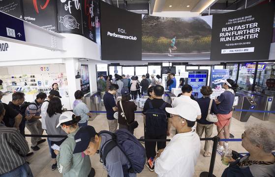 지난 23일 서울 여의도 선착장 안에서 시민들이 배를 타기 위해 줄지어 기다리고 있다. [뉴시스]