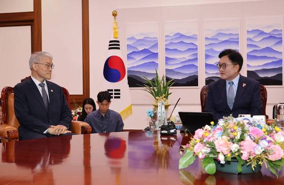 우원식 국회의장(오른쪽)이 24일 오전 서울 여의도 국회 의장집무실에서 천대엽 법원행정처장과 만나 대화를 나누고 있다. [연합뉴스]