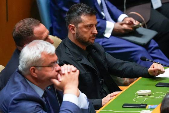 볼로디미르 젤렌스키 우크라이나 대통령(오른쪽)이 23일 도널드 트럼프 대통령의 유엔총회 연설을 듣고 있다. AP=연합뉴스