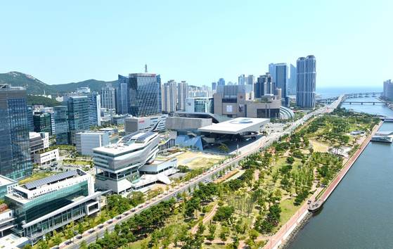 부산의 센텀 일대는 강(수영강)과 바다(남해)가 만나는 천혜의 지형이다. 이곳은 지역 산업과 관광의 심장 같은 기능을 담당한다. [사진 부산시]