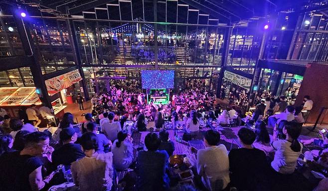 2025년 7월 개최된 청년 상생 프로젝트 ‘마켓 나이트’. 부산시 수영구 ‘밀락더마켓’에 가보면 부산이 ‘청년도시’가 될 가능성을 실감한다. [연합뉴스]