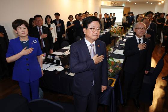 지난 16일 청주 엔포드호텔에서 최교진 교육부 장관이 시도교육감들과 '고교학점제 간담회'에 참석해 국기에 대한 경례를 하고 있다. 사진 교육부