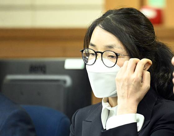 도이치모터스 주가조작 혐의와 통일교 금품수수 의혹 등으로 구속기소된 김건희 여사의 첫 재판이 지난 24일 오후에 열렸다. 김 여사가 법정에 입정해 재판을 기다리고 있다. 사진공동취재단