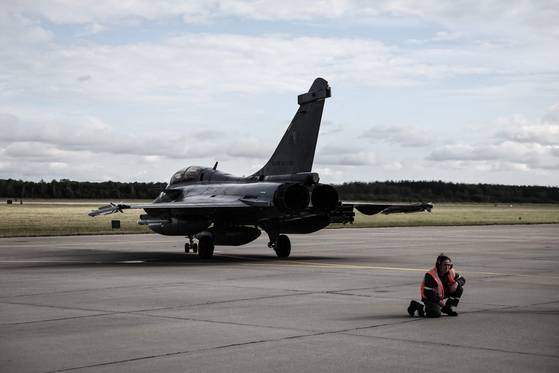 이스턴 센트리 작전 개시 후 폴란드 한 공군기지에 프랑스 라팔 전투기가 대기하고 있다. AFP=연합뉴스