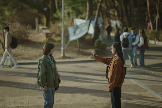 둘의 관계에 대해 묻자 박지현 배우는 "한 단어로 정의하기 어려운 사이"라며 "상연에게 은중은, 이 세상에 내가 무언갈 해줄 수 있는 유일한 존재이지 않을까 생각한다"고 했다. 사진 넷플릭스