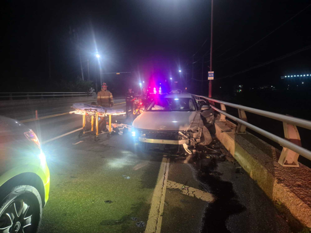 ▲ 25일 오전 1시 44분쯤 태백시 문곡동 장성여고 인근 도로에서 택시가 맞은편 가드레일을 들이받았다. 이 사고로 택시운전자 60대 남성이 숨졌다. 강원도소방본부 제공