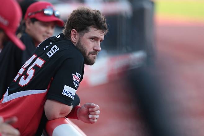 ▲ 덕아웃에서 그라운드를 바라보는 위즈덤 [KIA타이거즈]&nbsp;