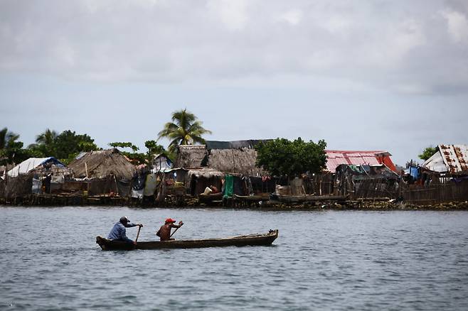 구나족은 물고기를 잡기 위해선 여전히 노를 젓는 나무배를 사용하고 있다. 관광객이나 짐을 실어 나르는 데는 모터가 달린 배를 이용한다.