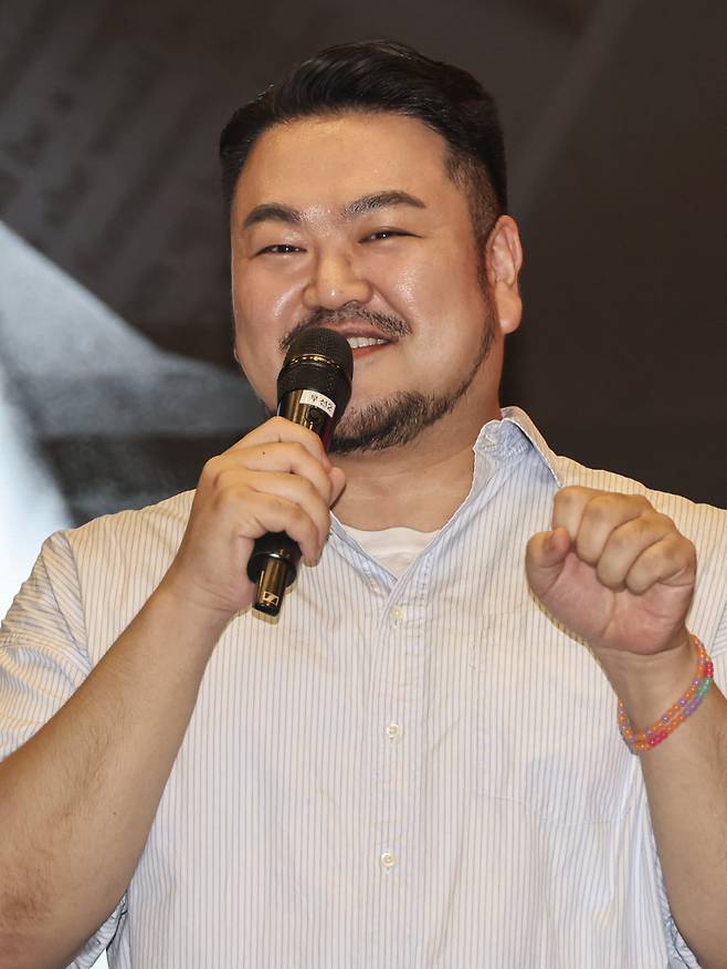 소설가 박상영이 24일 서울 중림동 한국경제신문사에서 열린 '아르떼 살롱' 강연에서 '나를 구원한 창조적 글쓰기'를 주제로 강연하고 있다. 임형택 기자