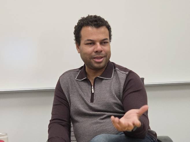 샘 브라이트 구글플레이 총괄 부사장이 지난 19일(현지시간) 미국 캘리포니아 마운틴뷰 본사에서 엔터테인먼트 공간에 대해 설명하고 있다. 사진=김인엽 특파원