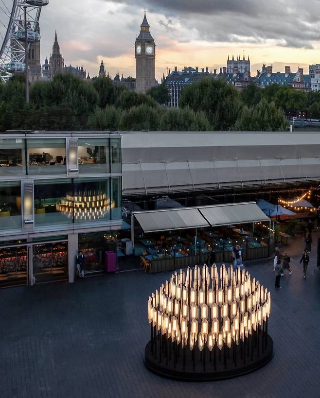 빅벤과 어우러지는 리 브룸의 '비콘'은 축제 이후 윈터 라이트 페스티벌에서도 만나볼 수 있다. / 사진. © Luke Hayes