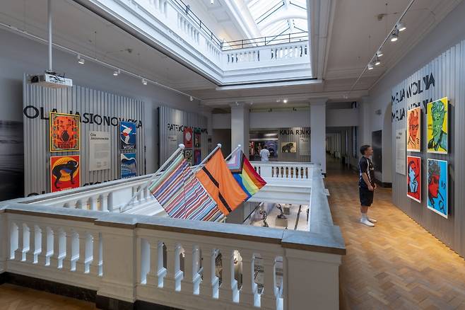 폴란드를 대표하는 포스터 아티스트들의 작품 ‘폴리시 포스터 나우!’의 모습. / 사진. © Victoria and Albert Museum, London