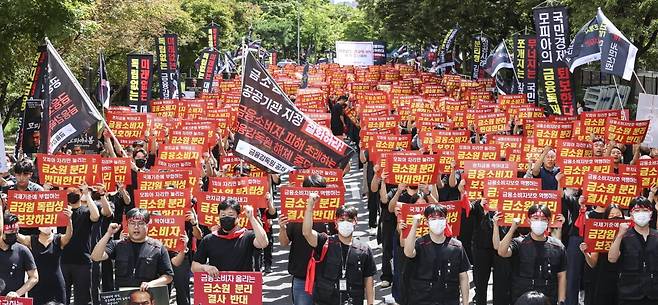금융감독원 노동조합 및 금융감독체계 개악 저리를 위한 비상대책윈회 회원들이 지난 18일 서울 영등포구 여의도 국회의사당역 앞에서 열린 금융감독체계 개악을 막기 위한 금융감독원 전 직원 집회에서 구호를 외치고 있다. 사진=임형택 한국경제신문 기자