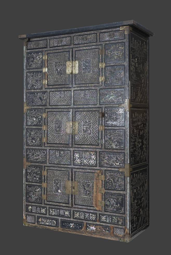 국가민속문화유산으로 지정된 나전산수무늬삼층장. 국가유산청 제공