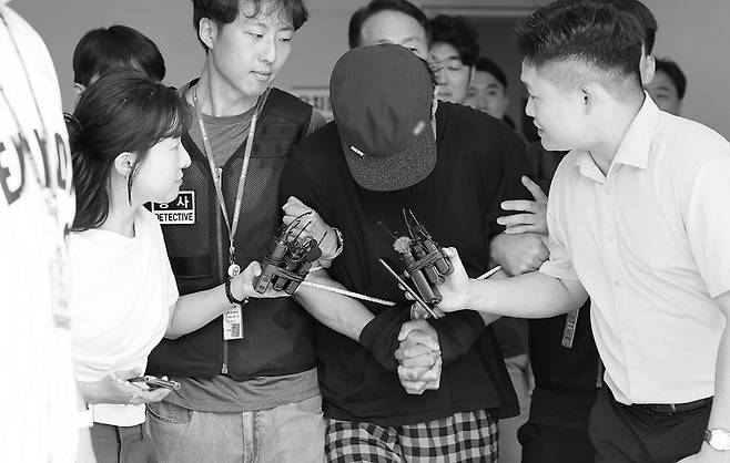 울산의 한 병원 주차장에서 스토킹하던 20대 여성에게 흉기를 휘둘러 살해하려던 혐의(살인미수)로 경찰에 체포된 30대 남성 A씨가 지난 7월30일 오후 울산지법에서 열린 구속 전 피의자 심문(영장실질심사)에 출석하기 위해 호송차로 이동하고 있다. 연합뉴스