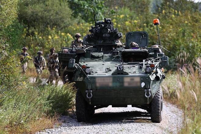 25일 강원도 인제군 육군 과학화훈련단(KCTC) 도시지역훈련장에서 열린 제3회 국제 과학화전투 경연대회(K-ICTC)에서 미군 스트라이커 장갑차가 기동하고 있다. 2025.9.25 사진공동취재단