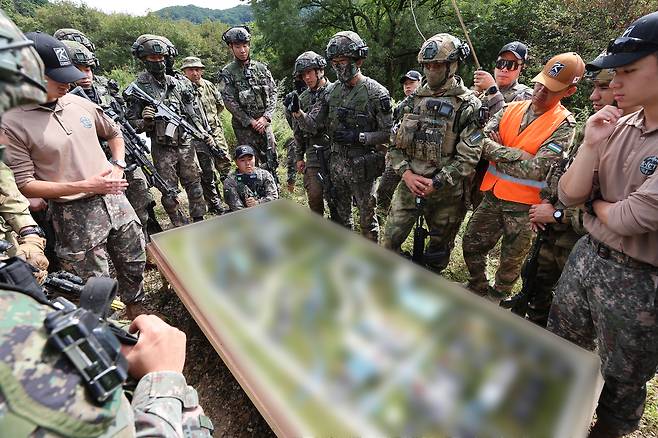 25일 강원도 인제군 육군 과학화훈련단(KCTC) 도시지역훈련장에서 열린 제3회 국제 과학화전투 경연대회(K-ICTC)에서 다국적 연합군 장병들이 명령하달 절차를 수행하고 있다. 2025.9.25 사진공동취재단