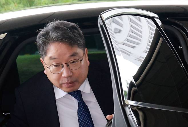 정부가 정부조직법 개편안을 발표한 다음 날인 지난 8일 오전 노만석 검찰총장 직무대행이 서울 서초구 대검찰청에 출근하고 있다. 연합뉴스