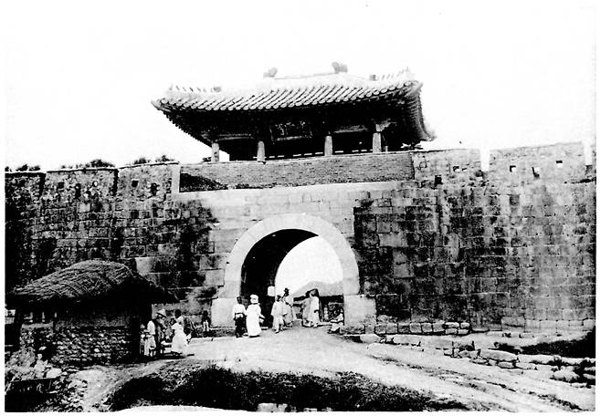 100여년 전 광희문. 서울에서 광희문을 나서면 왕십리가 시작됐다.  푸른역사 제공