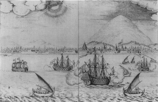 1673년 반튼(인도네시아 자바섬 서쪽)을 찾아온 덴마크 선박과 특사들이 반튼으로 진입하는 길목에서 현지인들의 환영을 받고 있다. 반튼은 15~17세기 교역으로 번성했던 동남아시아의 주요 도시 중 하나였다.  글항아리 제공