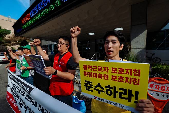 화난 노동자 전국민주일반노조·녹색당·정의당·노동당 관계자들이 25일 서울 강서구청 앞에서 지난 18일 화곡동에서 야간 작업을 하던 민간 위탁업체 소속 환경미화원 사망 등 잇따른 노동자 사망에 대한 구청의 책임을 묻는 기자회견을 하고 있다. 이준헌 기자 heon@kyunghyang.com