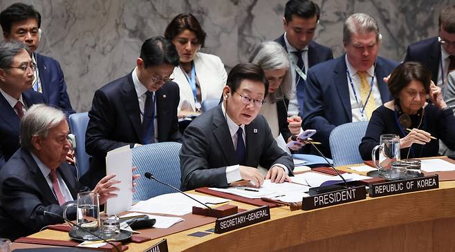 한국 정상 첫 유엔 안보리 공개토의 주재 이재명 대통령이 24일(현지시간) 미국 뉴욕 유엔본부서 한국 정상 처음으로 유엔 안전보장이사회 공개토의를 주재하고 있다.| 관련기사 4면  연합뉴스