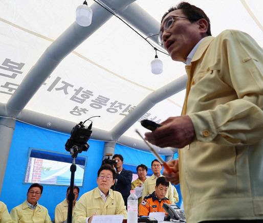 이재명 대통령이 지난 7월 21일 집중호우로 인명·재산피해를 입은 산청군을 방문해 피해상황을 보고 받는 모습. 연합뉴스 제공