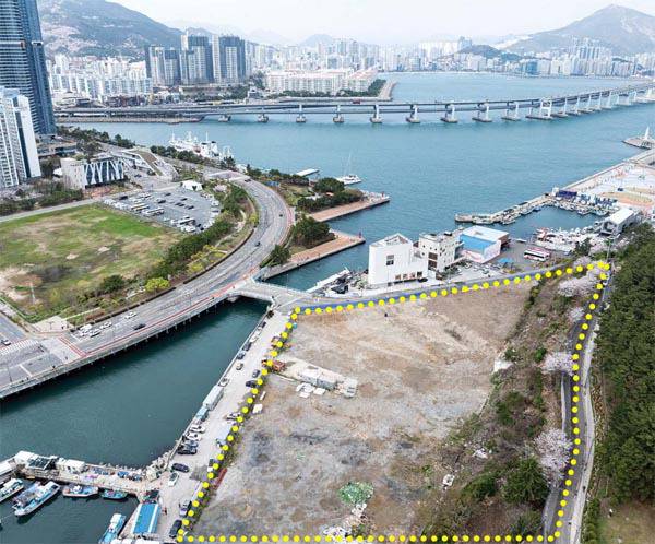 지난해 사업자가 자진철회했다가 올해 재추진한 부산 이기대 아파트 건립 사업이 25일 열린 부산시 주택건설사업 공동위원회에서 조건부 통과됐다. 사업자인 아이에스동서는 사업을 재추진하면서 부산 남구 용호동 973 일원에 28층 규모 2개 동, 308가구 규모의 아파트를 건립하겠다는 내용의 수정안을 내놨다. 사진은 해당 부지(점선) 모습.  국제신문 DB