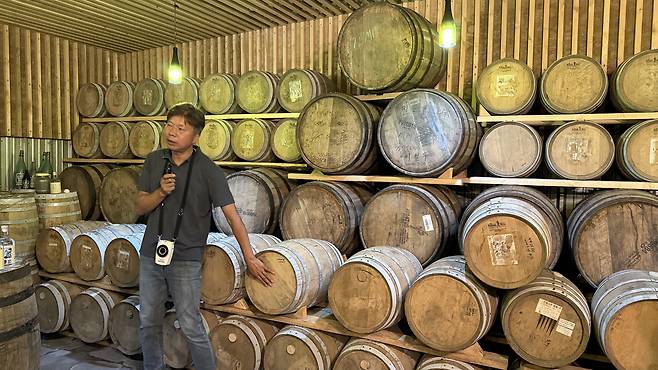 Park at his aging cellar [WOO JI-WON]