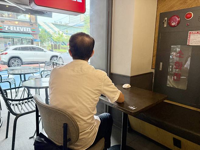 Mr. Han looks out the window during an interview with the Korea JoongAng Daily in Guro District, western Seoul, on Sept. 9. [LEE SOO-JUNG]