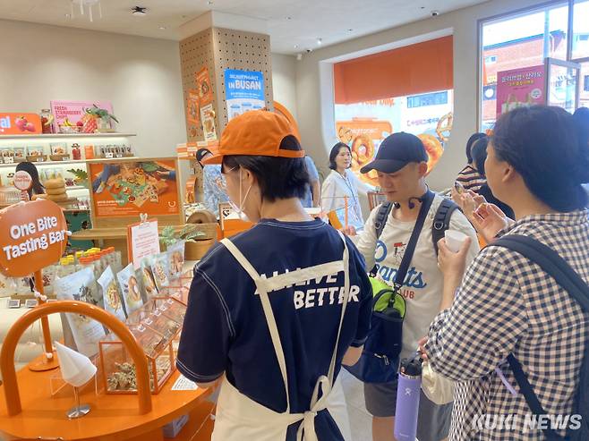 딜라이트 프로젝트 해운대점에서 외국인 관광객들이 시식하고 있다. 심하연 기자