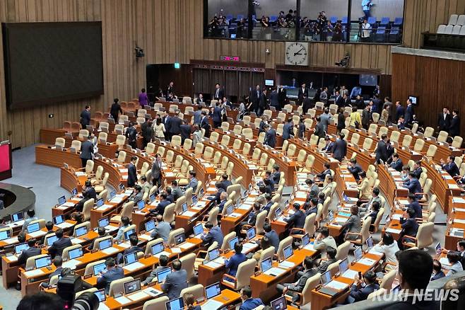 지난달 27일 서울 여의도 국회에서 열린 본회의에서 국민의힘 추천 국가인권위원회 위원 선출안이 부결되자 국민의힘 의원들이&nbsp;퇴장하고 있다. 김건주 기자