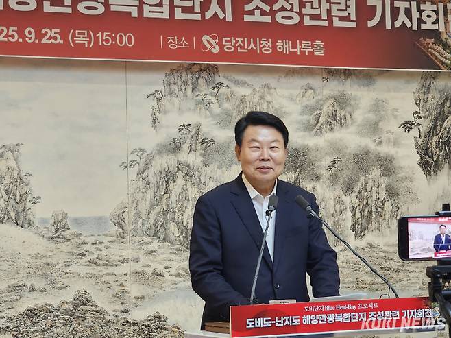 오성환 당진시장이 25일 당진시청 해나루홀에서 ‘도비도-난지도 해양관광복합단지 조성 업무협약’이 체결되기 까지의 과정과 향후 계획에 대해 언론인들의 질문과 설명을 이어나가고 있다. 사진=이은성 기자