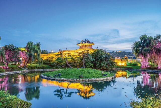 경기도 수원 화성 방화수류정 일대가 야간 조명에 물들어 근사한 풍경을 자아내고 있다.