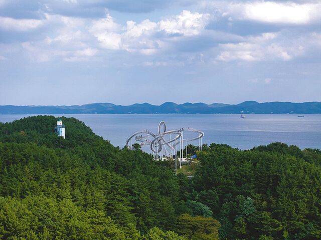 유려한 곡선미를 자랑하는 포항 환호공원 내 스페이스워크.