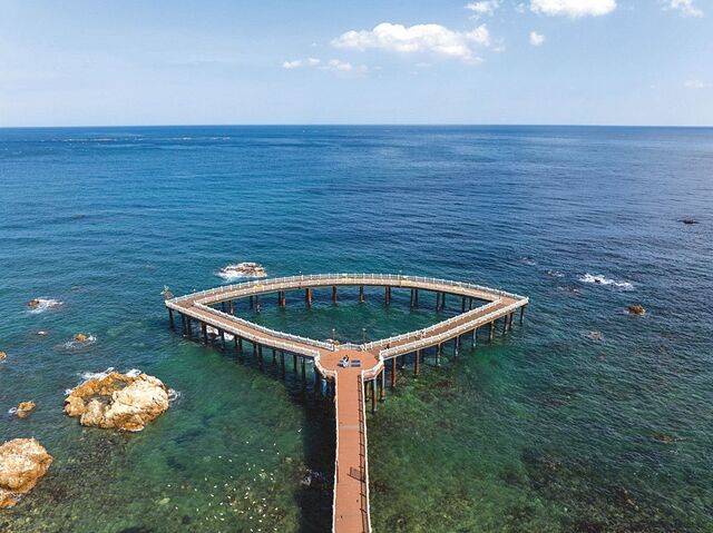 영덕 삼사해상산책로 아래 푸른 바다가 넘실거리고 있다.