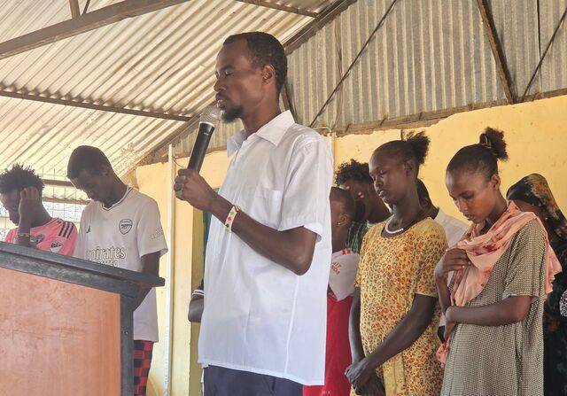 케냐 마르사빗주 코어 지역에서는 CDP 지원을 통해 성장한 다음세대가 마을의 변화를 끌어내고 있다. 신학생 소라 아미요씨가 최근 말리왁교회에서 현지 청소년 찬양팀과 함께 예배를 인도하고 있다.