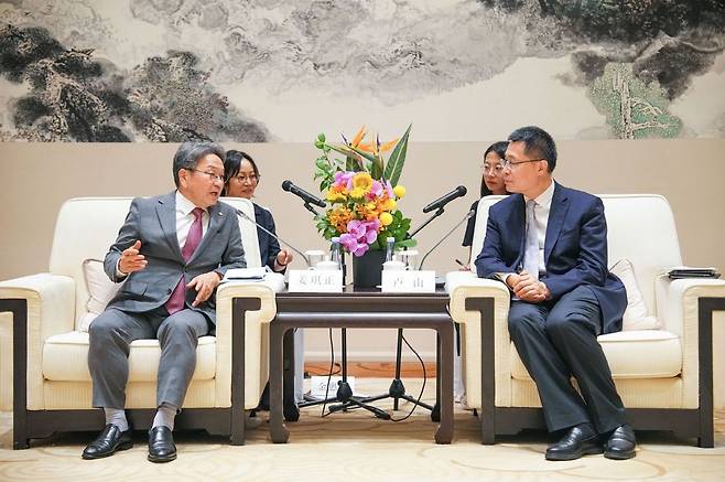 강기정 광주광역시장이 현지시간 24일 오후 중국 항저우 인터콘티넨탈 호텔에서 루산(卢山) 저장성 부성장과 면담을 갖고 항저우시와 AI 정책 등 교류협력 방안을 논의 하고 있다. 광주광역시 제공