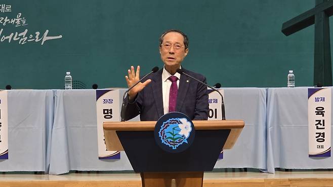 길원평 교수가 인사말에서 교과서의 중요성에 대해 설명하고 있다.