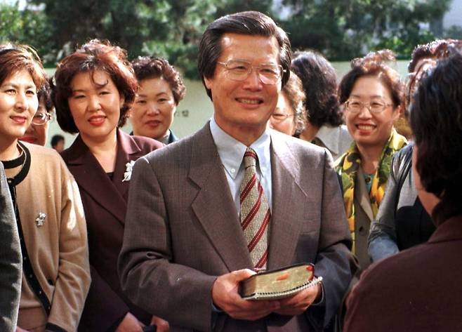 옥한흠 사랑의교회 원로목사가 1998년 서울 강남구 사랑의교회에서 예배 후 성도들과 대화를 나누고 있다. 국민일보DB