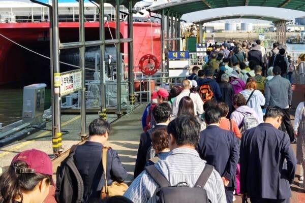 인천 시민들이 인천 중구 연안부두에서 i-바다패스를 통해 백령도행 여객선을 타러 입장하고 있다. 인천시 제공
