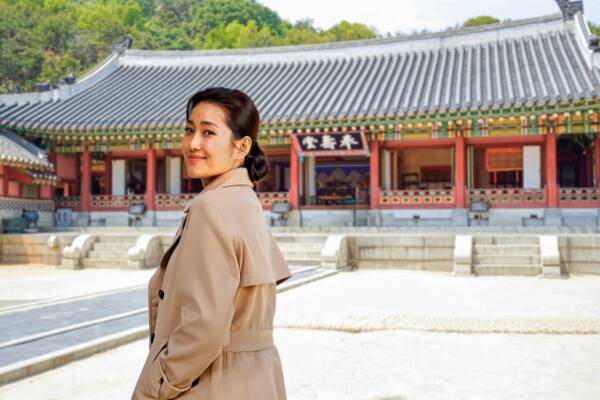 AI를 통해 현대의 모습으로 재탄생한 김향화가 과거 독립만세를 외쳤던 화성행궁 봉수당에 서 있는 모습 창작한 작품. 수원박물관 제공